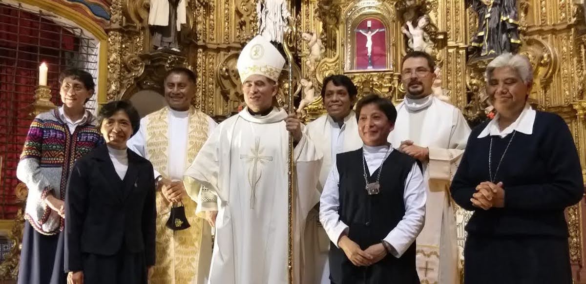 Hermanas Nazarenas reunidas con monseñor Carlos Samaniego, Obispo Auxiliar de la Arquidiócesis (centro).