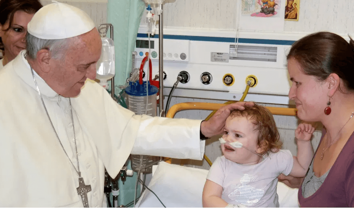 El Papa Francisco visita a enfermos del Hospital pediátrico Bambino Gesù. Foto: Vatican Media